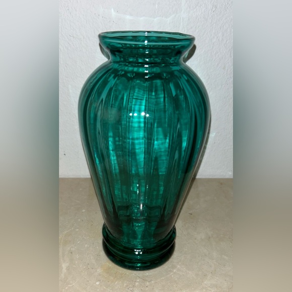 Gorgeous, Emerald Green Vase. 7.5” - Picture 3 of 9